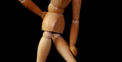 meñeca madera para mostrar el dolor de ciatica