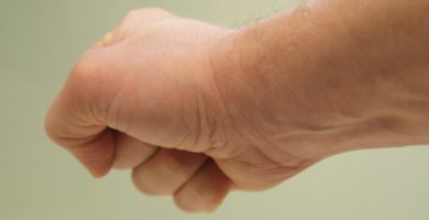 mano con puño